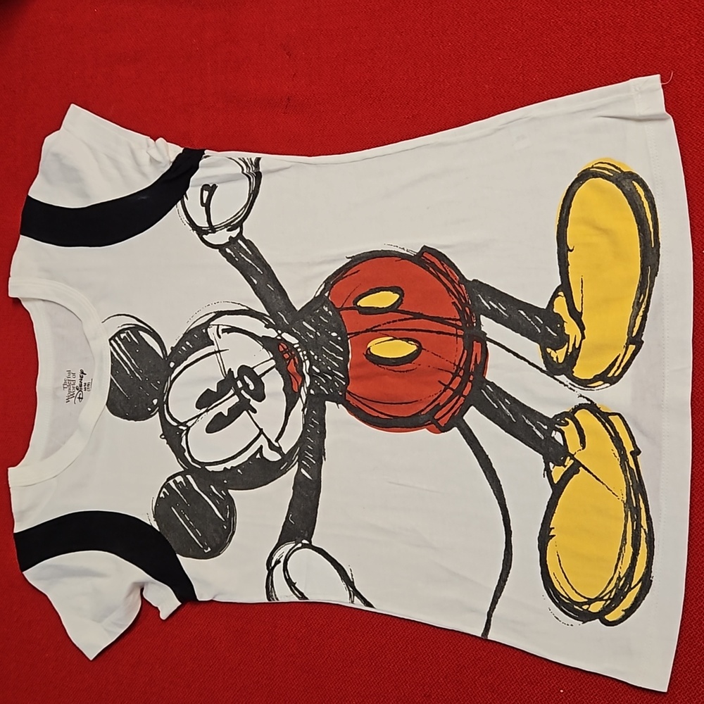 The wonderful world of Disney Mickey Mouse tee Medium white cap sleeve sketch